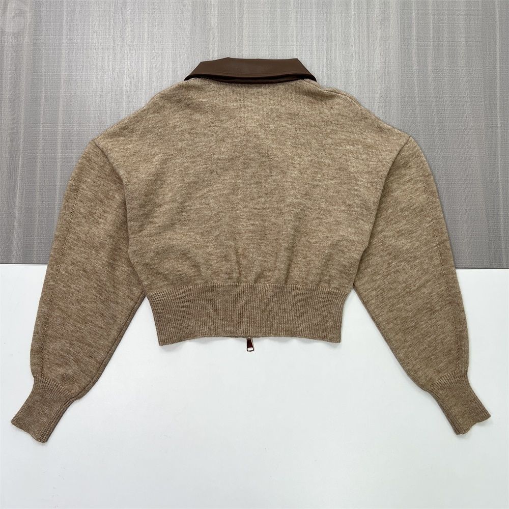 Женский укороченный кардиган верблюжьей вязки с кожаным воротником и застежкой на молнию