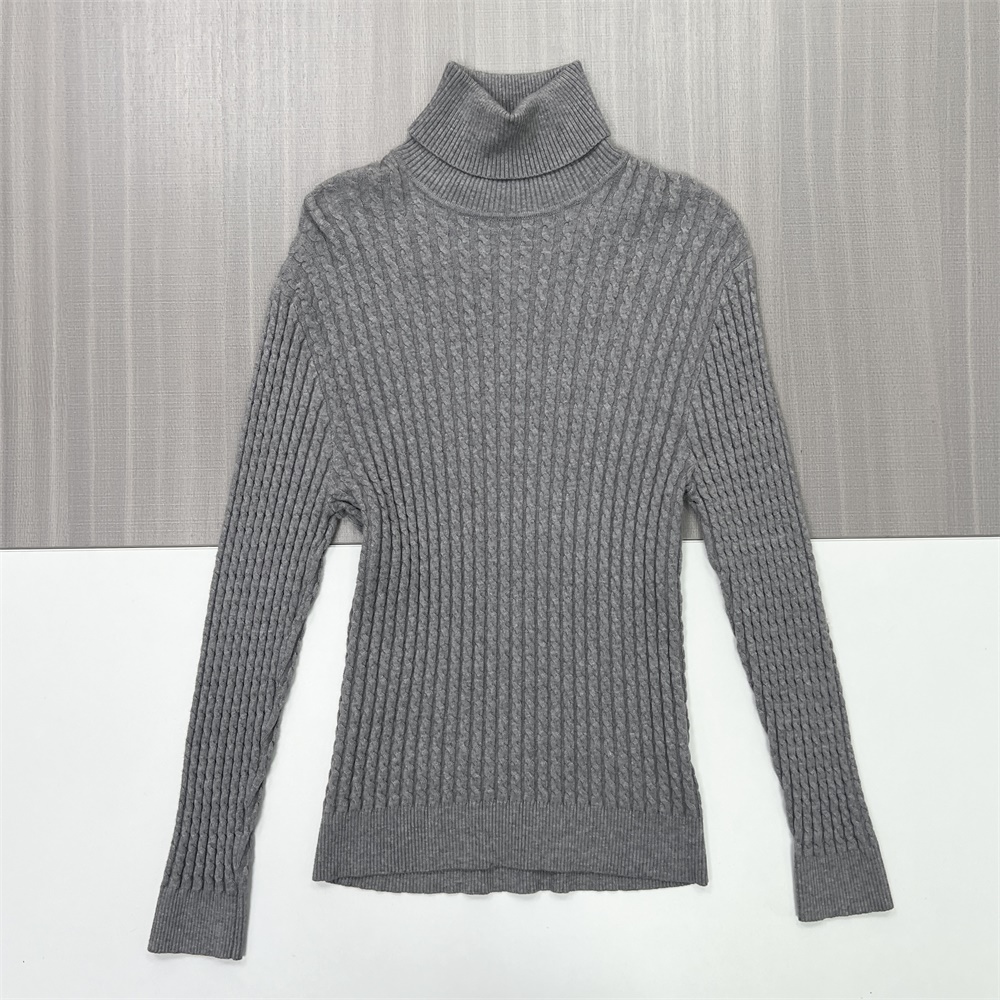 Женский серый приталенный свитер-водолазка с высоким воротом и текстурой плотной вязки - классическая текстурированная одежда на заказ