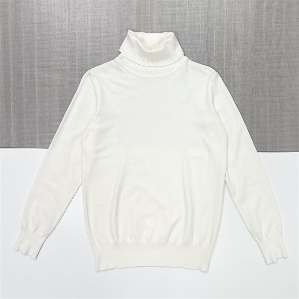 Женский белый приталенный свитер-водолазка с тонкой текстурой - Базовая одежда в стиле минимализма на заказ