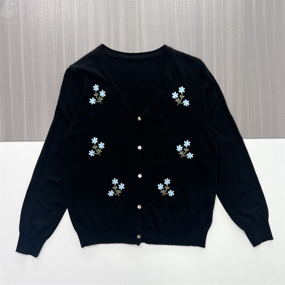 Женский черный вязаный кардиган с V-образным вырезом и светло-голубой цветочной вышивкой - Изысканная повседневная одежда на заказ
