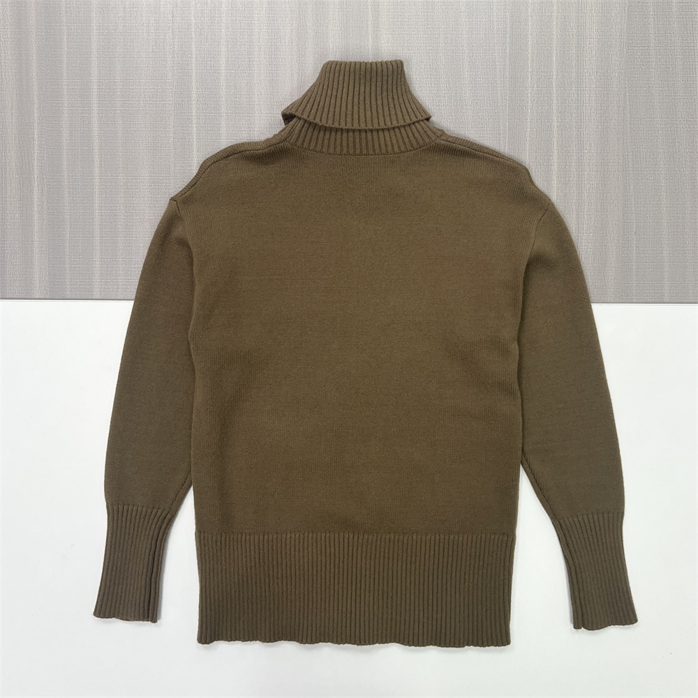 Женский свитер-водолазка оверсайз оливково-зеленого цвета с высоким воротом и центральным швом - современная повседневная одежда на заказ