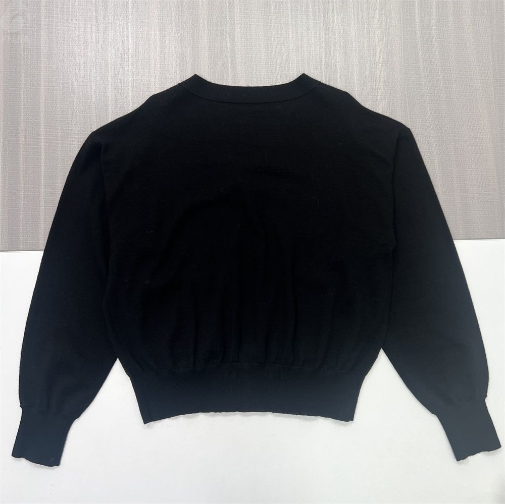 Женский вязаный кардиган с вышитым логотипом и V-образным вырезом черного цвета - Индивидуальная минималистичная брендовая одежда