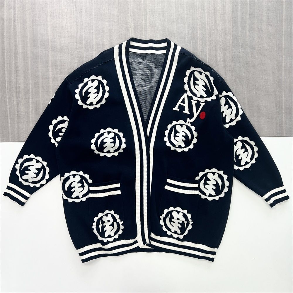 Женский темно-синий вязаный кардиган с рисунком "Интарсия" и украшениями - стильная одежда на заказ