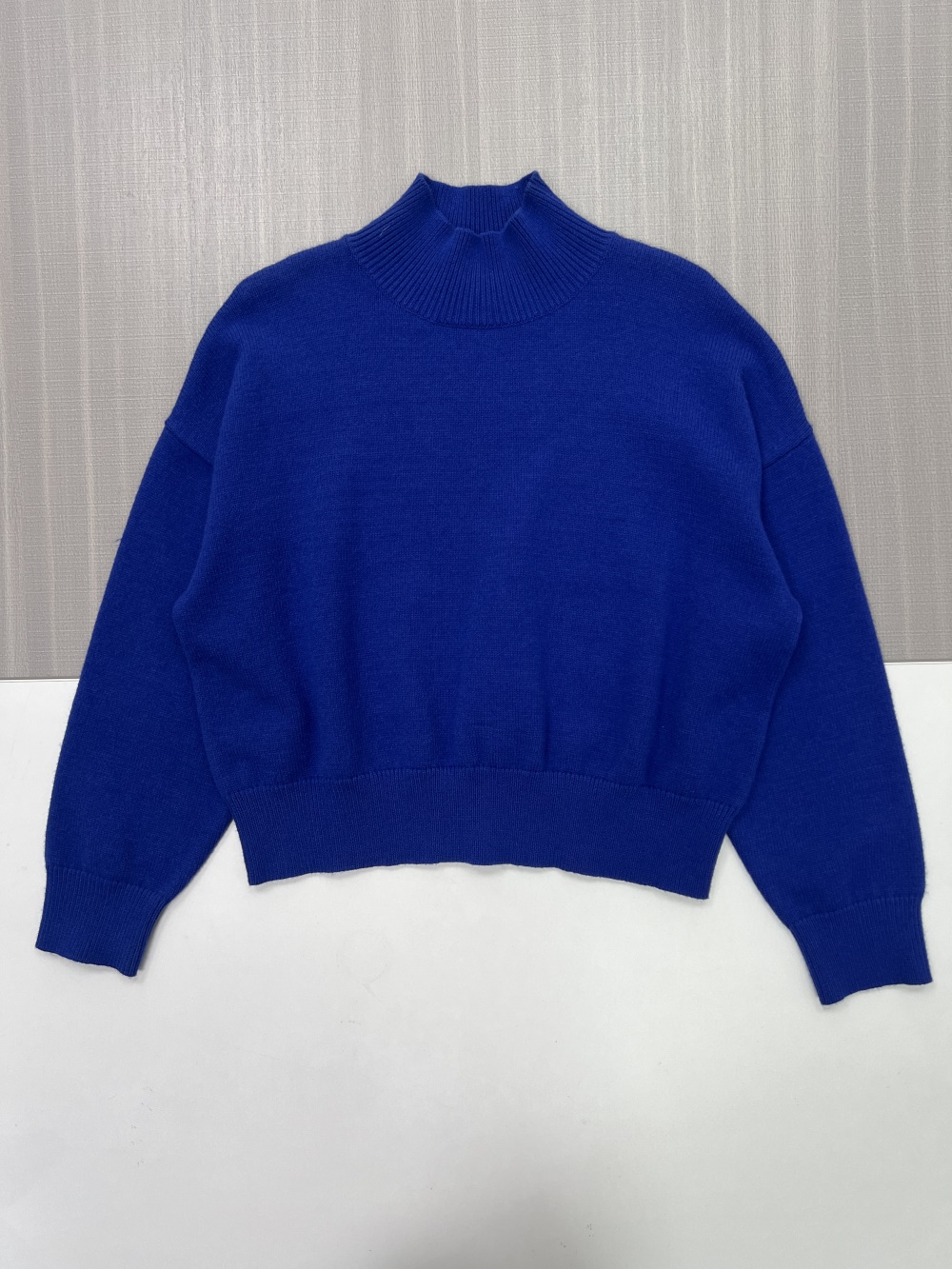 Женский свитер оверсайз королевского синего цвета с имитацией шеи - стильная повседневная одежда на заказ