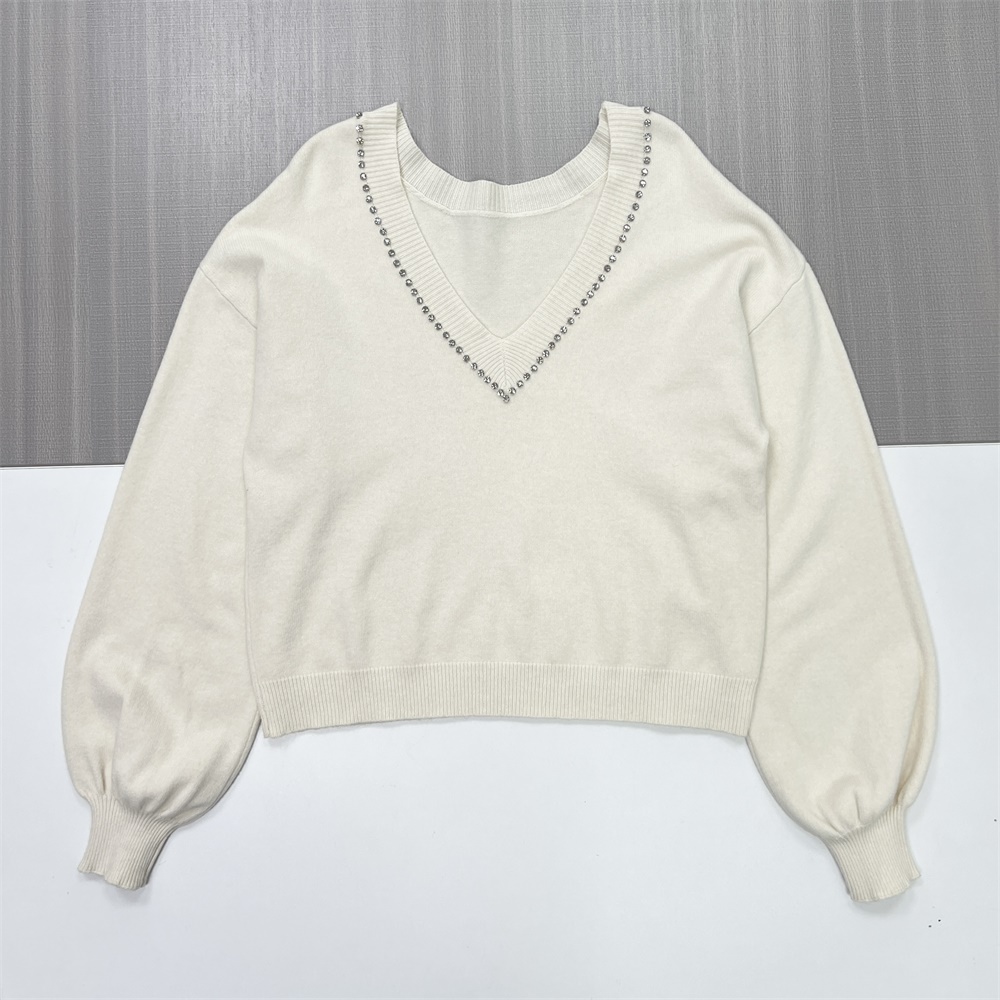 Женский свитер цвета слоновой кости с V-образным вырезом, отделкой шипами и пышными рукавами - Элегантная повседневная одежда на заказ