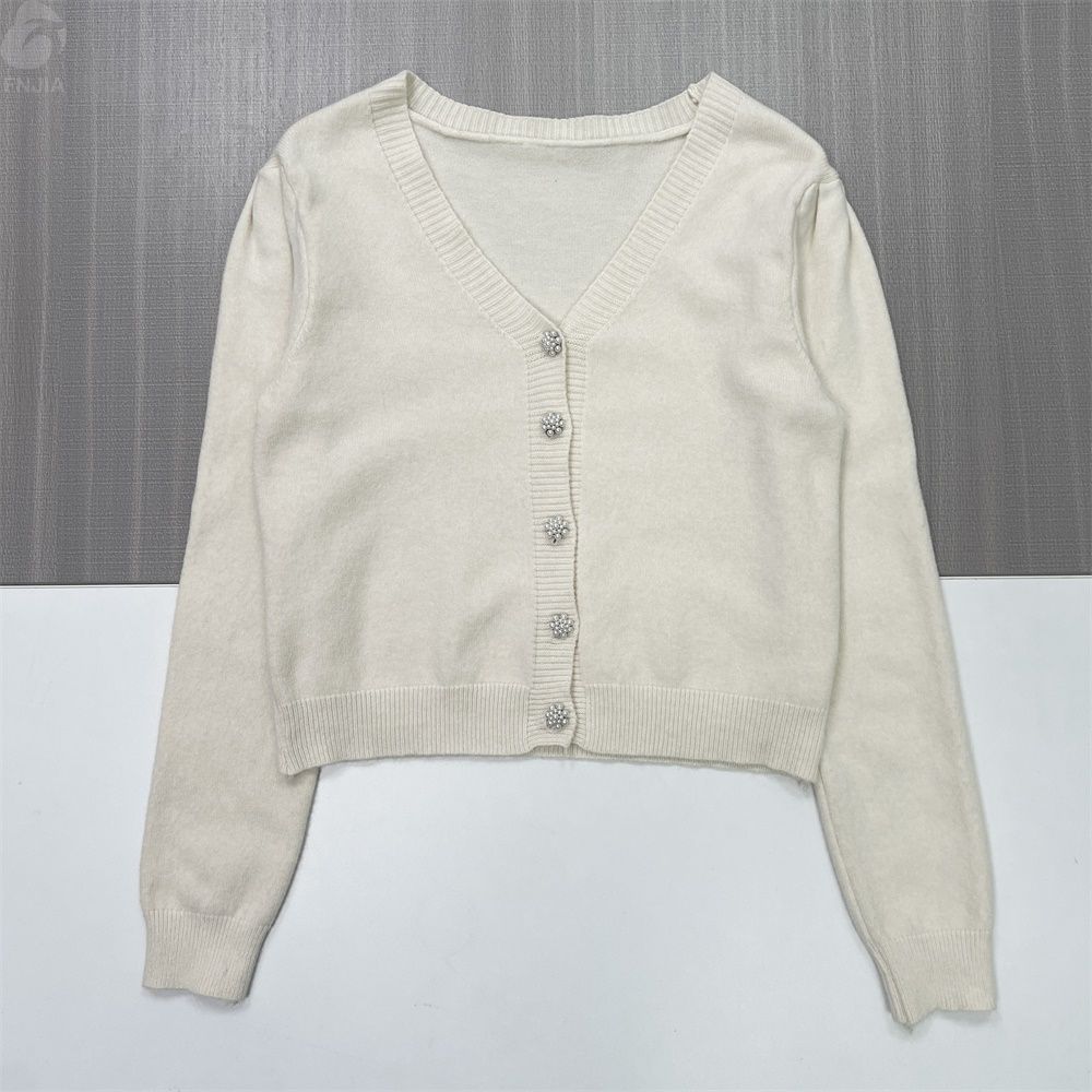 Женский кремовый укороченный вязаный кардиган с V-образным вырезом и украшенными пуговицами