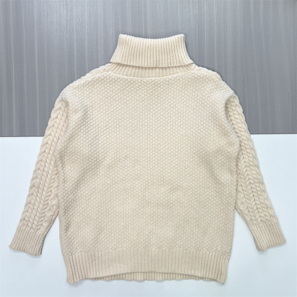 Женский кремовый свитер-водолазка оверсайз с высоким воротом и узорами смешанной вязки - классическая одежда с необычной текстурой