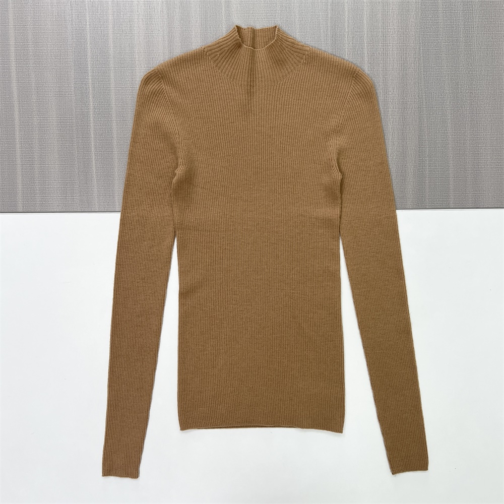 Женский приталенный свитер-водолазка в рубчик верблюжьего цвета - базовая одежда на заказ, неподвластная времени