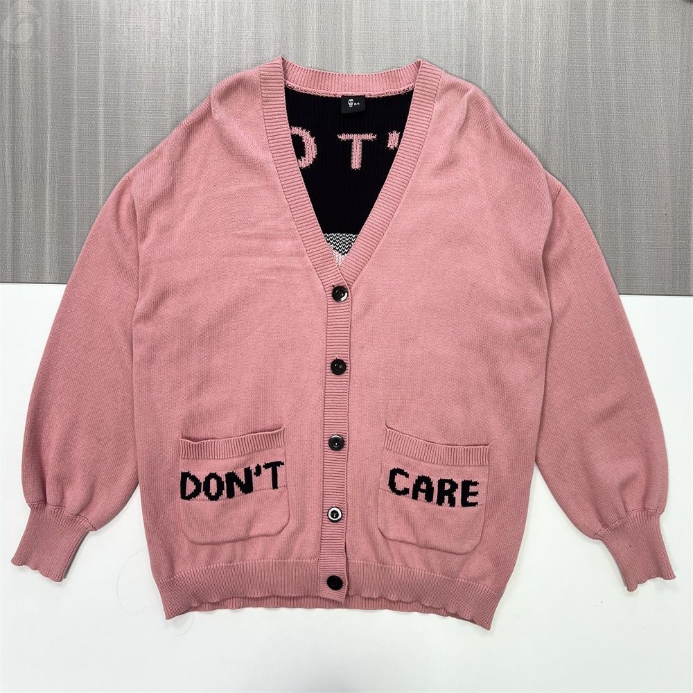 Женский вязаный кардиган нежно-розового цвета с графическим рисунком в виде сердца "Don't Care" - Стильная одежда на заказ
