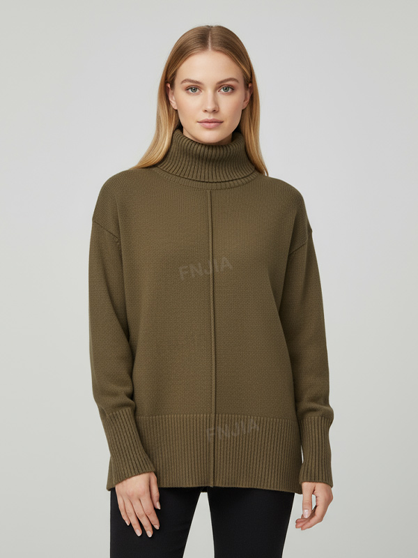 Женский свитер-водолазка оверсайз оливково-зеленого цвета с высоким воротом и центральным швом - современная повседневная одежда на заказ