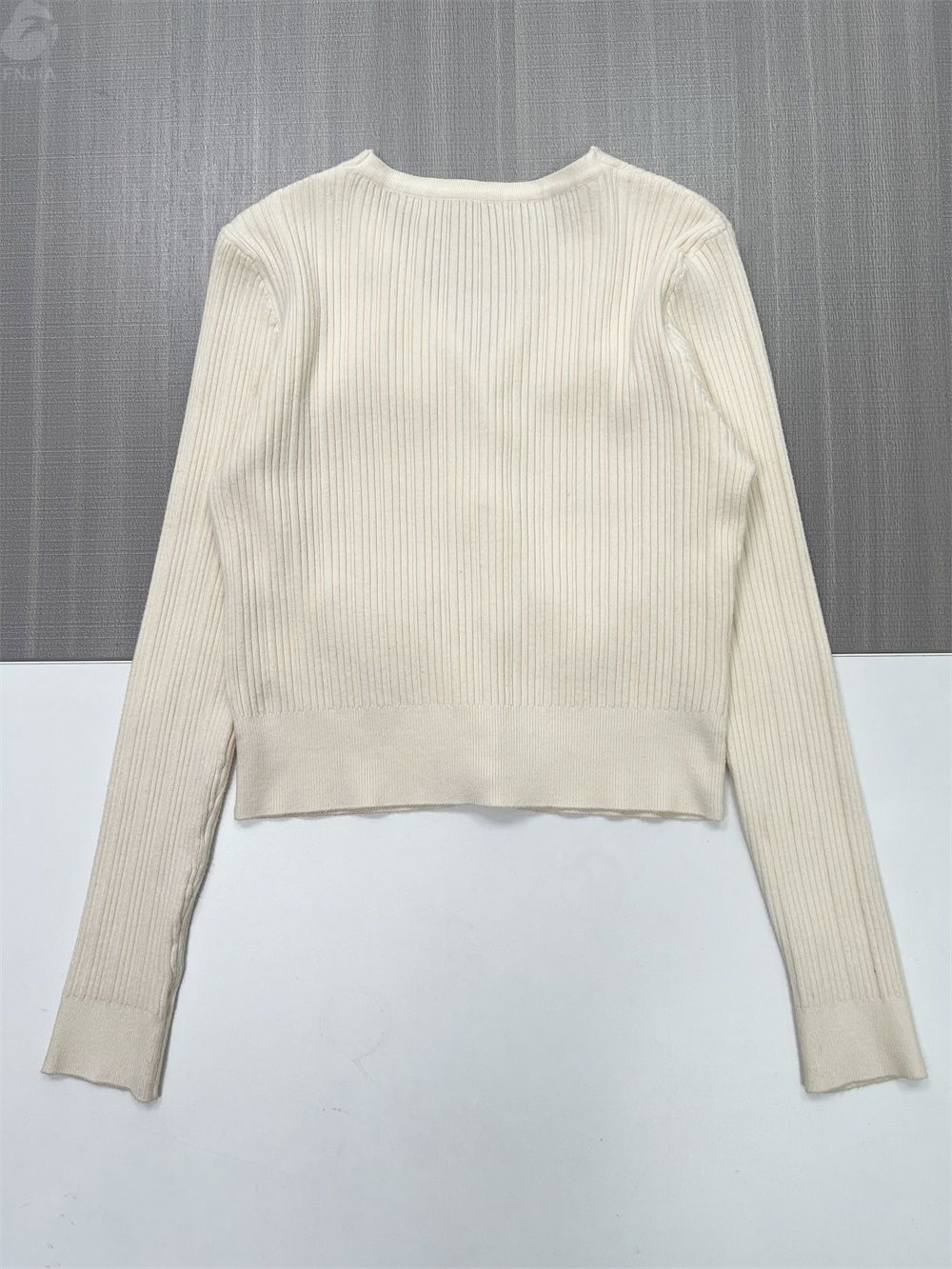 Женский укороченный кардиган из трикотажа в рубчик цвета слоновой кости с пуговицами и карманами, украшенными золотом