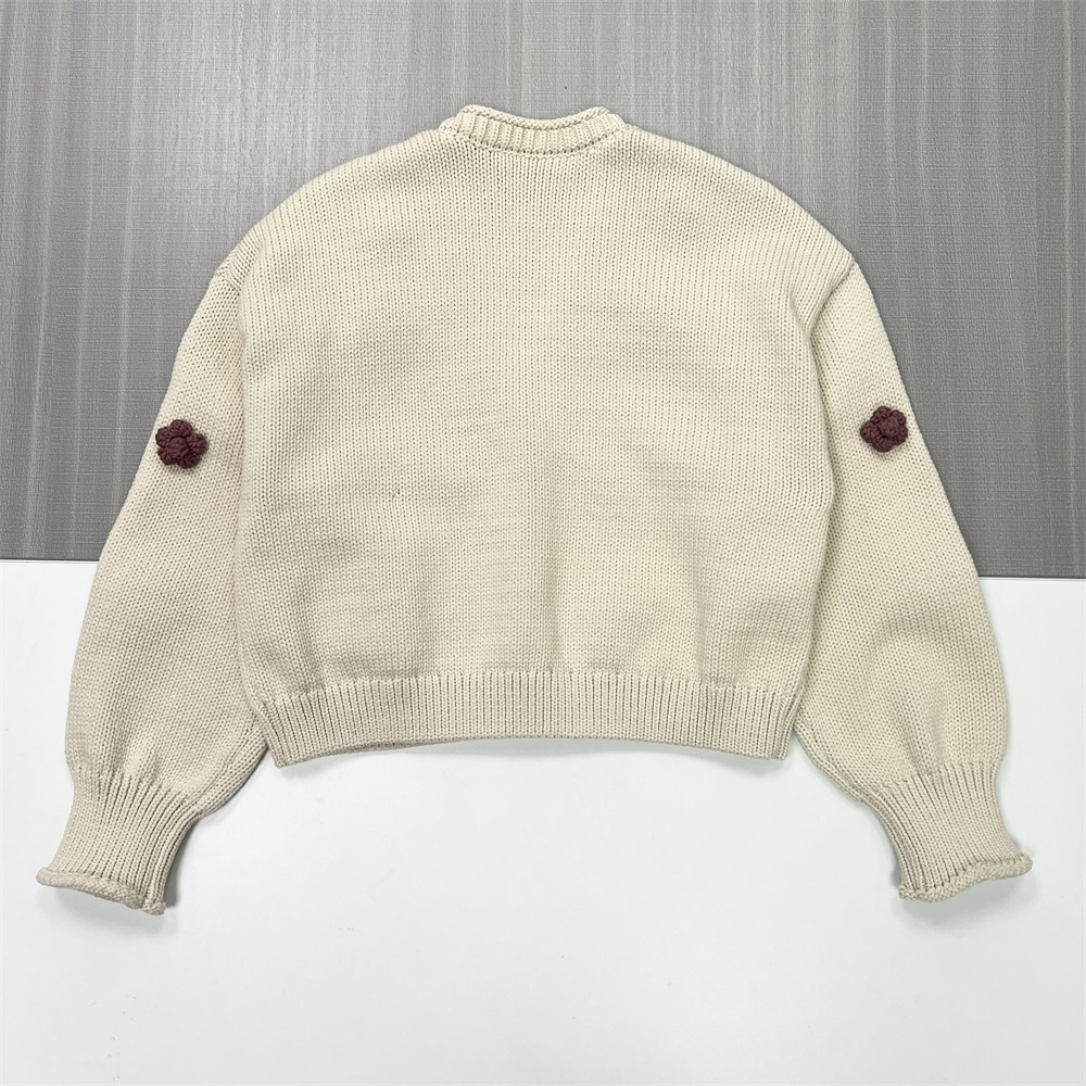 Женский кардиган цвета слоновой кости с V-образным вырезом и бордовыми 3D-цветочными украшениями - Игривая повседневная одежда на заказ