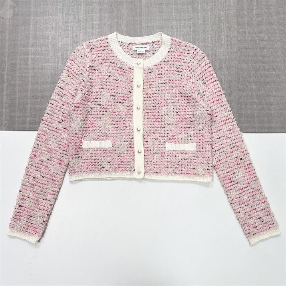 Женский укороченный кардиган из розового твида с жемчужными пуговицами и контрастными карманами