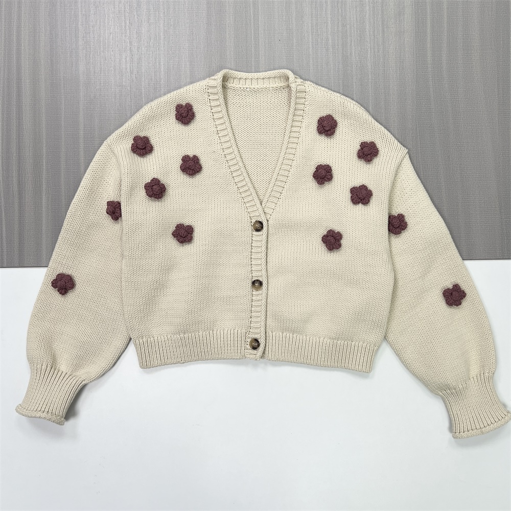 Женский кардиган цвета слоновой кости с V-образным вырезом и бордовыми 3D-цветочными украшениями - Игривая повседневная одежда на заказ