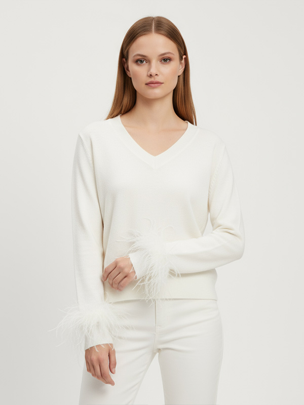 Женский свитер цвета слоновой кости с V-образным вырезом и манжетами из перьев - Элегантная повседневная одежда на заказ