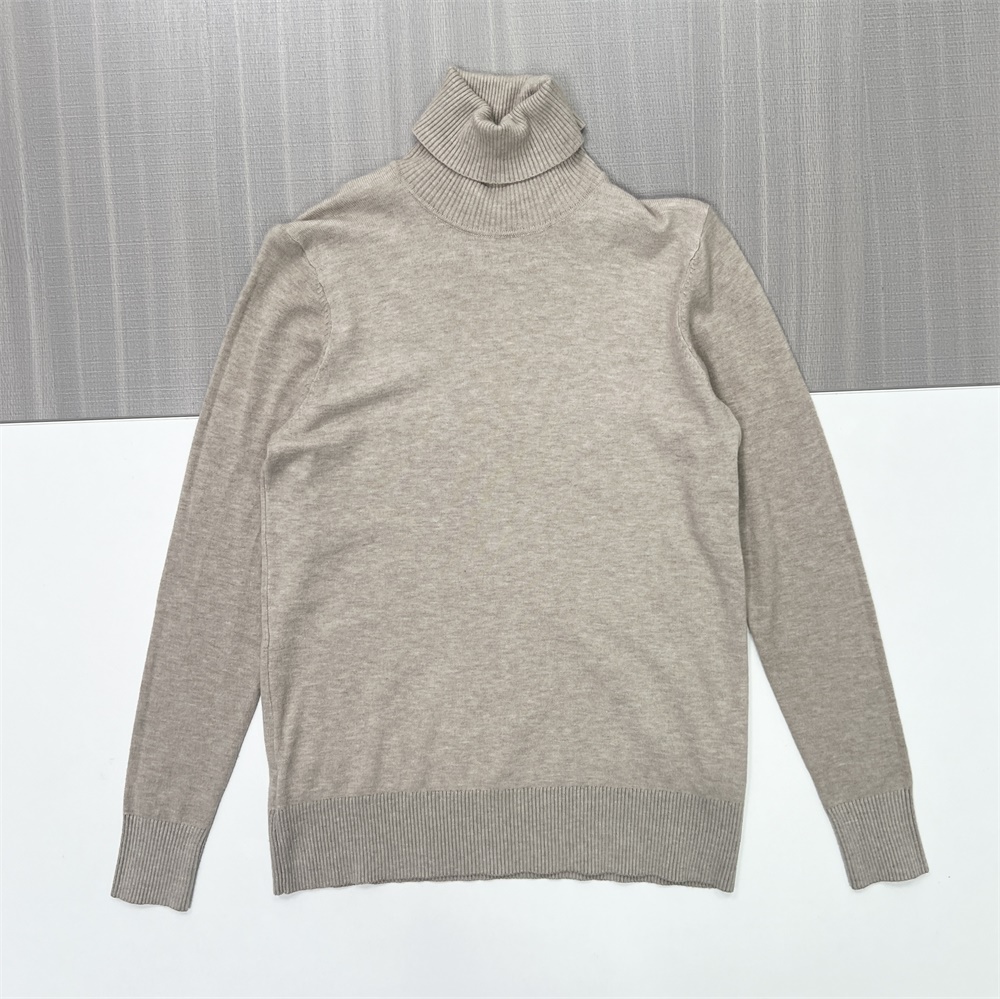 Женский бежевый приталенный свитер-водолазка с высоким воротом - базовая одежда на заказ, неподвластная времени