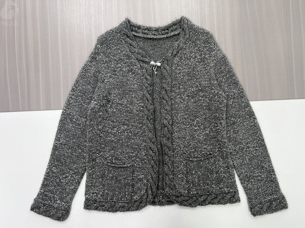 Женский кардиган вязаный крючком из вереска серого цвета с открытой передней частью и декоративным бантом и карманами