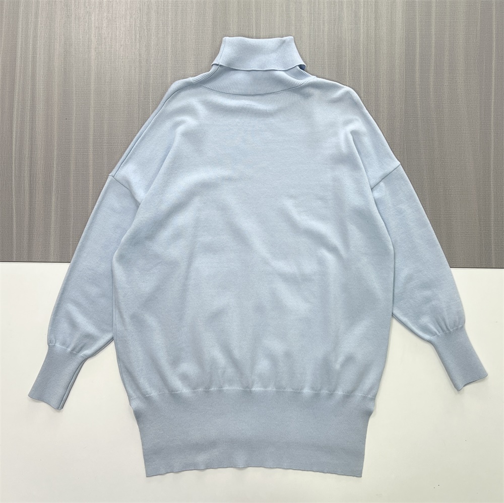 Женское светло-голубое платье-свитер оверсайз с высоким воротом - повседневная одежда в стиле минимализма на заказ