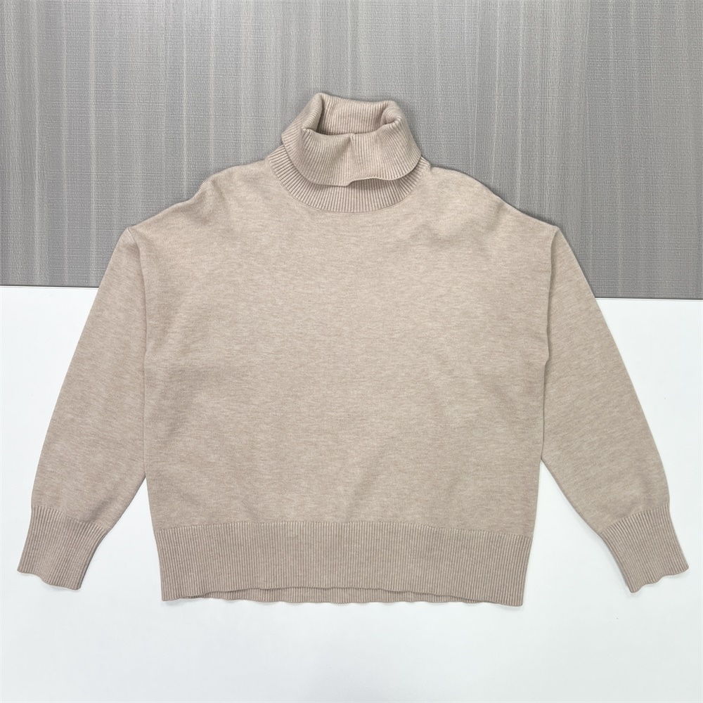 Женский бежевый свитер-водолазка оверсайз с высоким воротом - непринужденная повседневная одежда на заказ