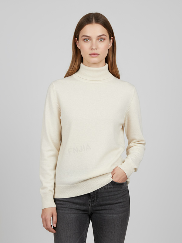 Женский приталенный свитер-водолазка цвета слоновой кости с воротником-стойкой - стильная одежда в стиле минимализма на заказ