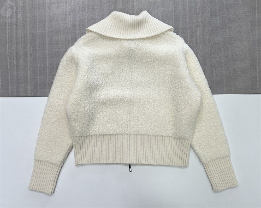 Женская укороченная куртка из шерстяного трикотажа цвета слоновой кости с широким воротником и полной молнией