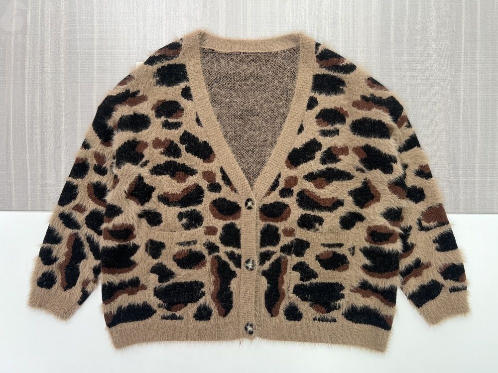 Женский вязаный кардиган с V-образным вырезом и карманами из мохнатой шерсти с леопардовым принтом