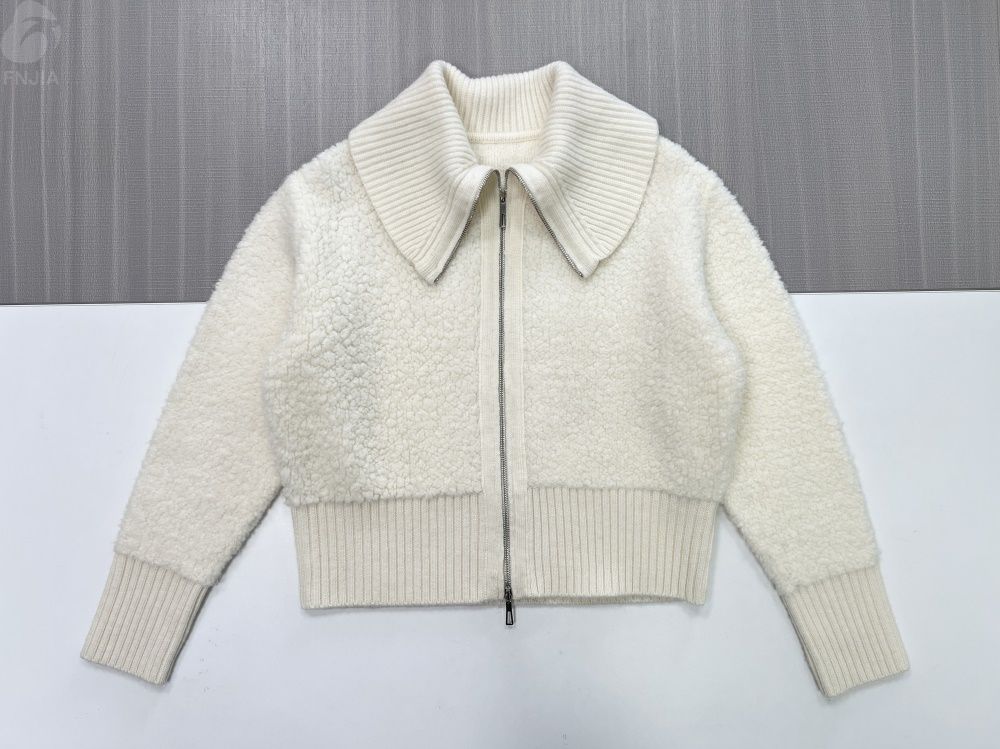 Женская укороченная куртка из шерстяного трикотажа цвета слоновой кости с широким воротником и полной молнией