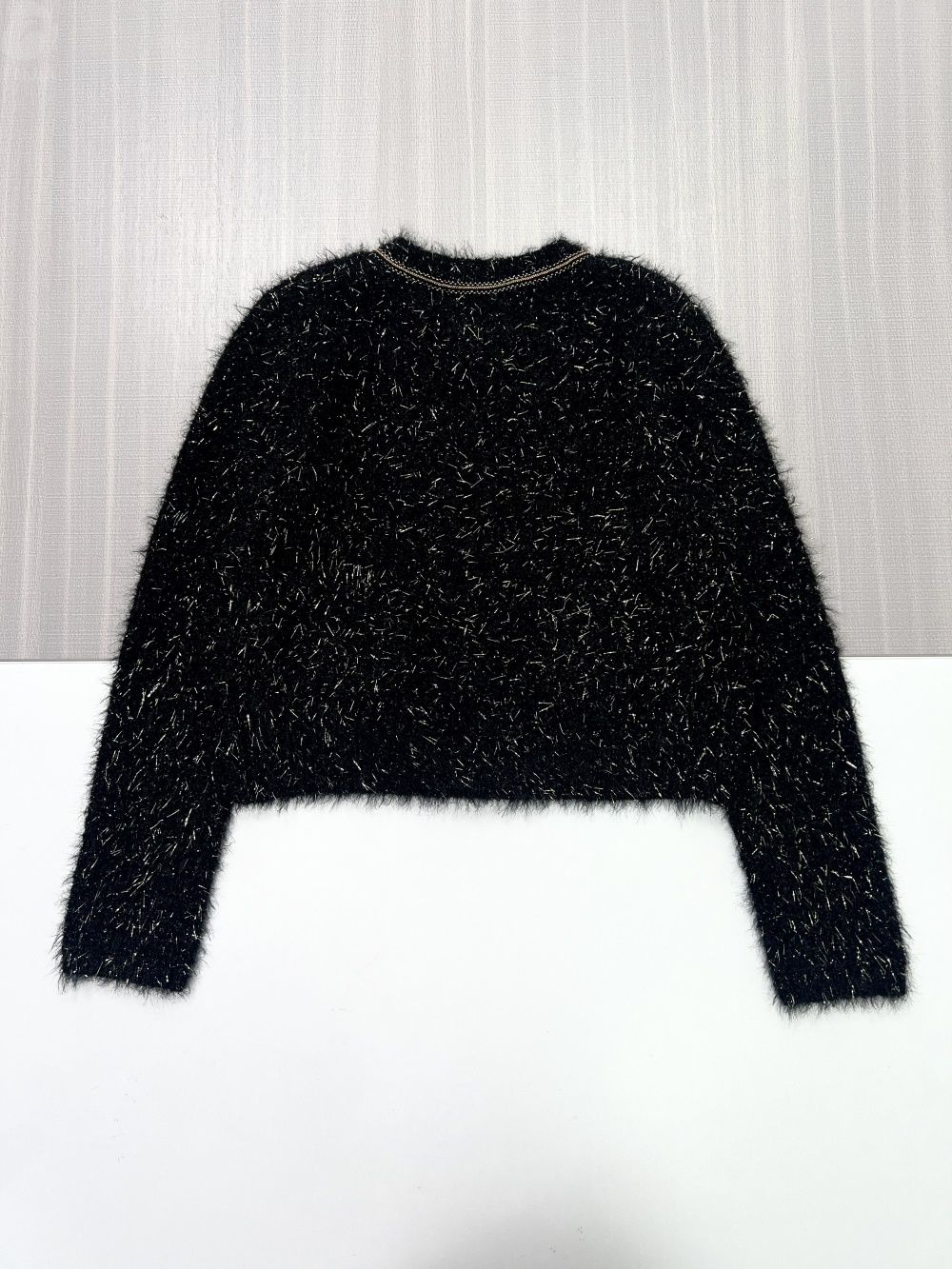 Женский черный укороченный кардиган из мохнатой вязки с золотыми пуговицами и отделкой