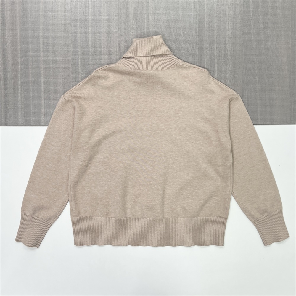 Женский бежевый свитер-водолазка оверсайз с высоким воротом - непринужденная повседневная одежда на заказ