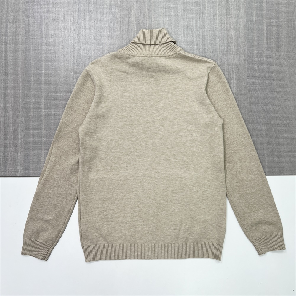 Женский бежевый свитер-водолазка классического покроя с высоким воротом - неподвластная времени одежда, сшитая на заказ