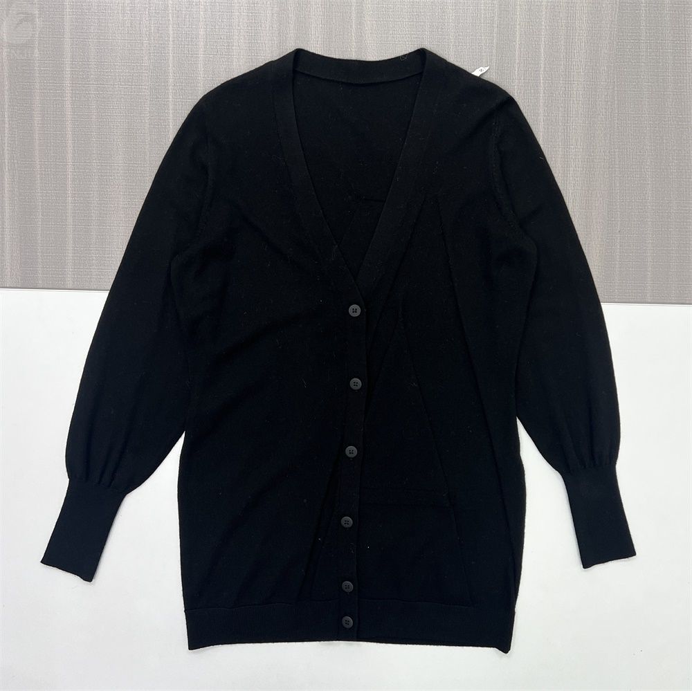 Женский черный вязаный кардиган оверсайз с V-образным вырезом и пышными рукавами - Универсальная одежда в стиле минимализма на заказ