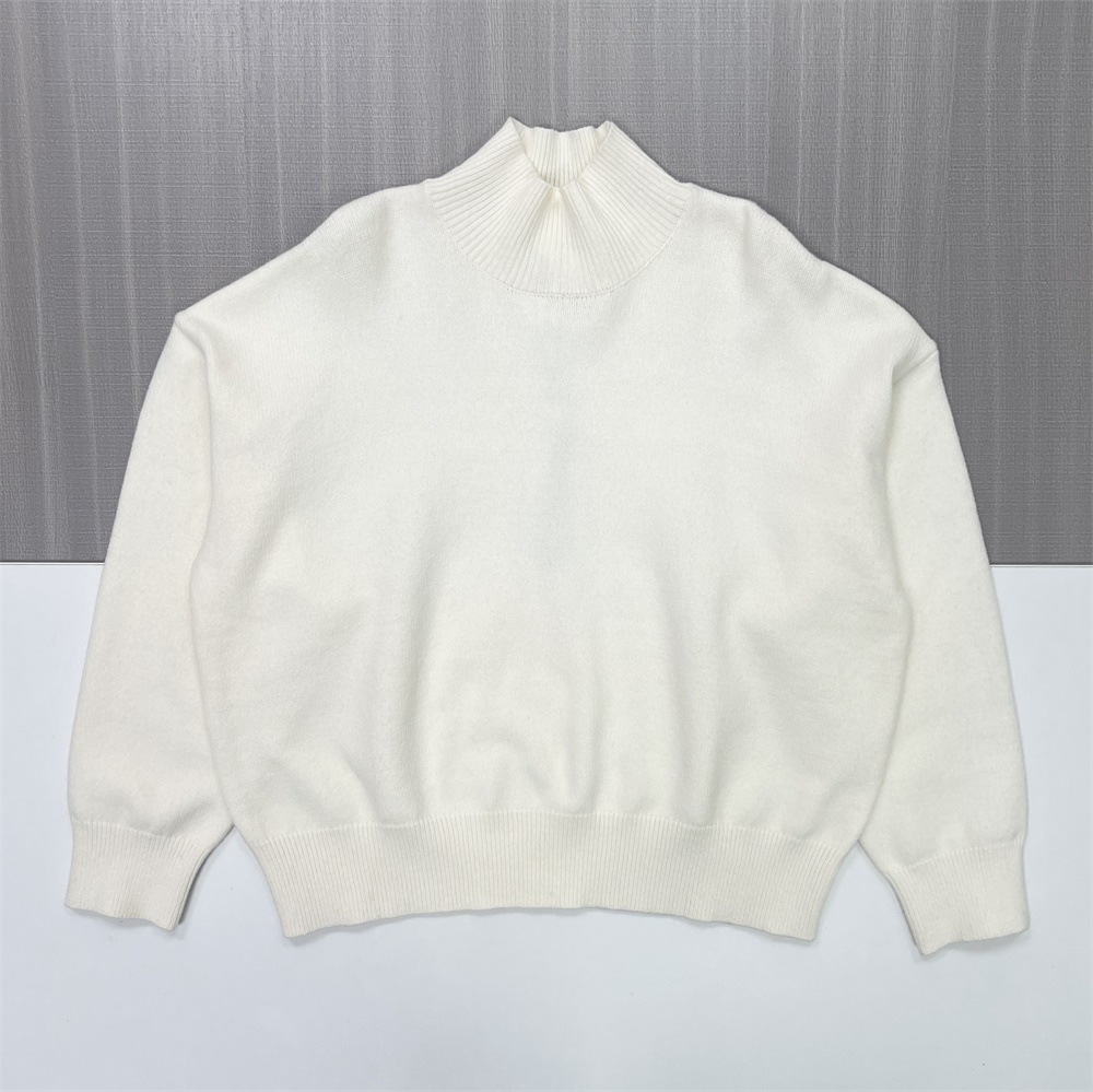 Женский свитер-водолазка оверсайз цвета слоновой кости с высоким воротом и пышными рукавами - удобная повседневная одежда на заказ