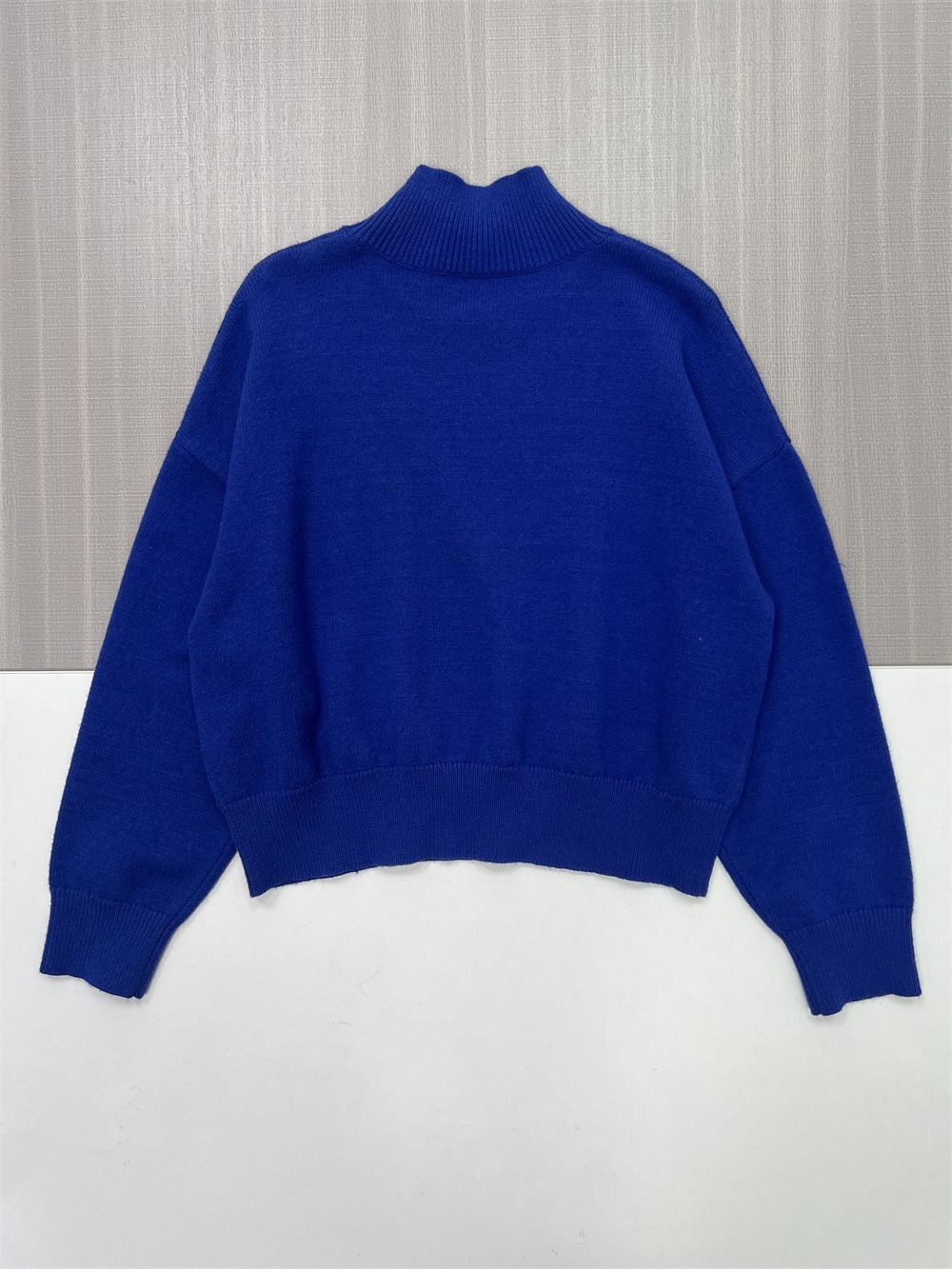 Женский свитер оверсайз королевского синего цвета с имитацией шеи - стильная повседневная одежда на заказ