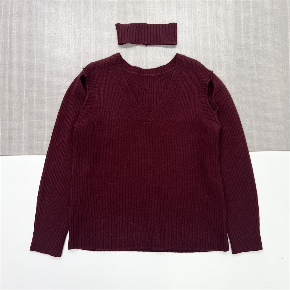 Женский бордовый свитер в рубчик с открытыми плечами и съемным колье - стильная повседневная одежда на заказ
