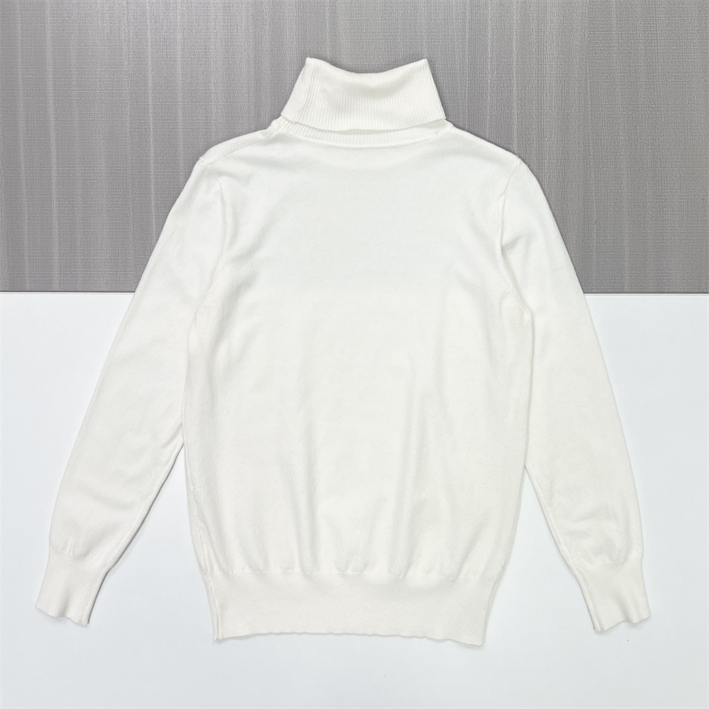 Женский белый приталенный свитер-водолазка с тонкой текстурой - Базовая одежда в стиле минимализма на заказ
