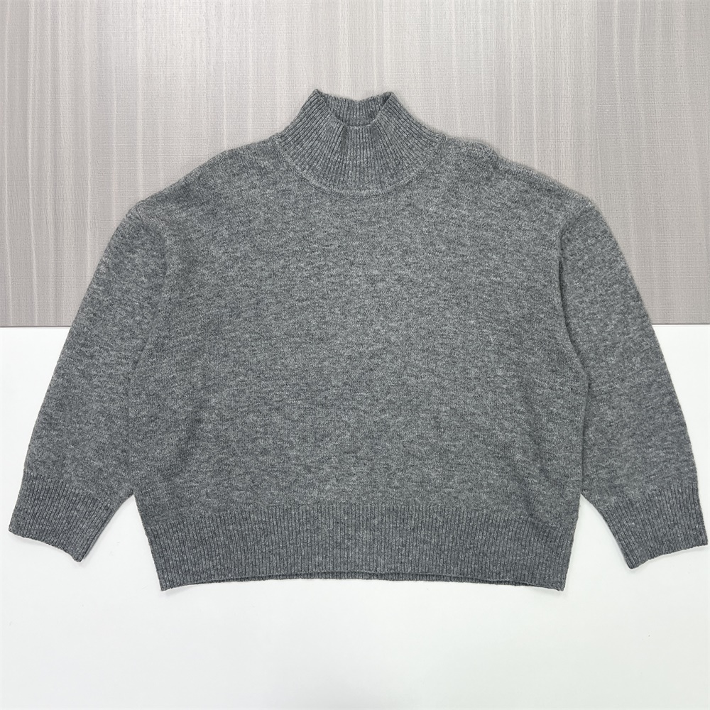 Женский серый свитер-водолазка оверсайз в полоску с высоким воротом и пышными рукавами 3/4 - современная повседневная одежда на заказ