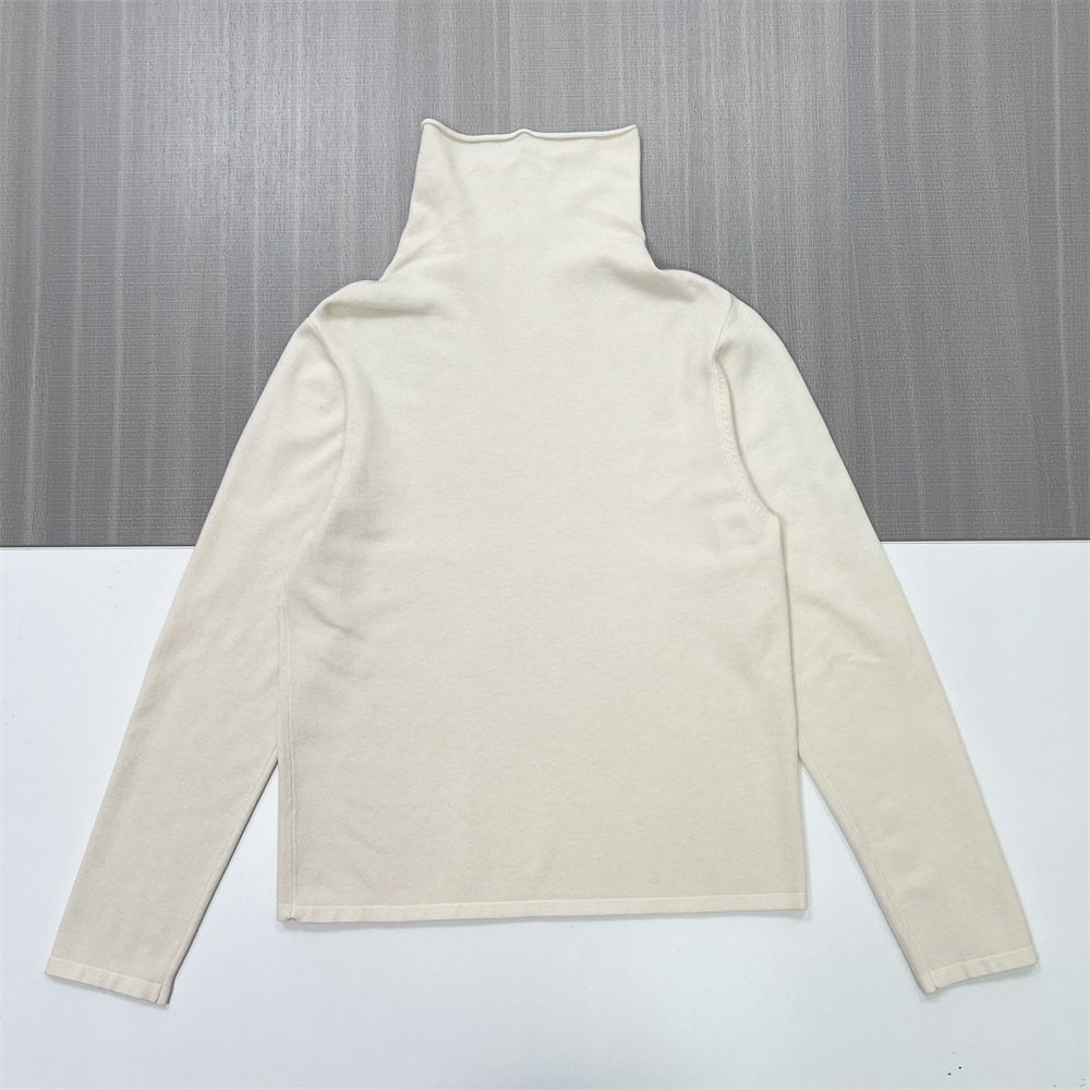 Женский приталенный свитер-водолазка цвета слоновой кости с воротником-стойкой - стильная одежда в стиле минимализма на заказ