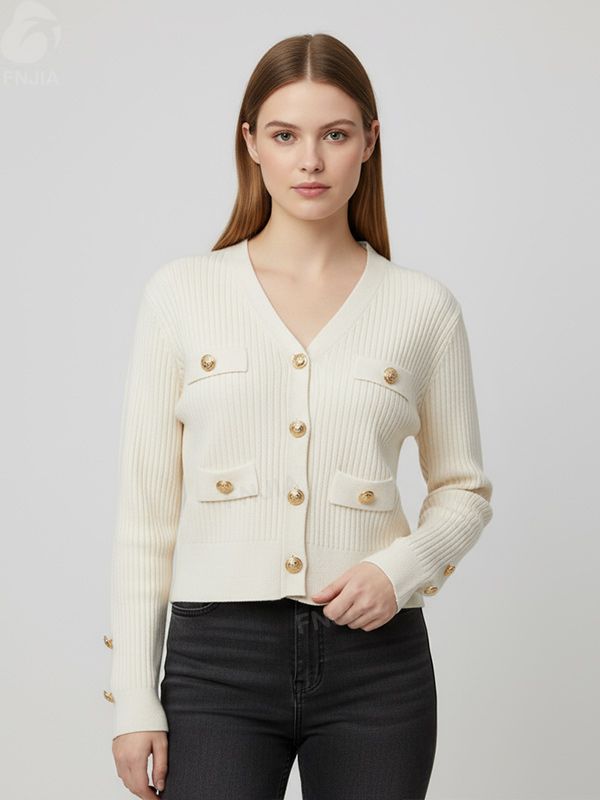 Женский укороченный кардиган из трикотажа в рубчик цвета слоновой кости с пуговицами и карманами, украшенными золотом