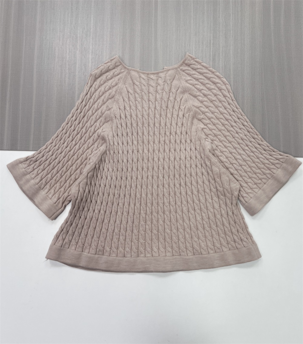 Женский бежевый свитер вязаный крючком с V-образным вырезом и расклешенными рукавами - Элегантная повседневная одежда на заказ