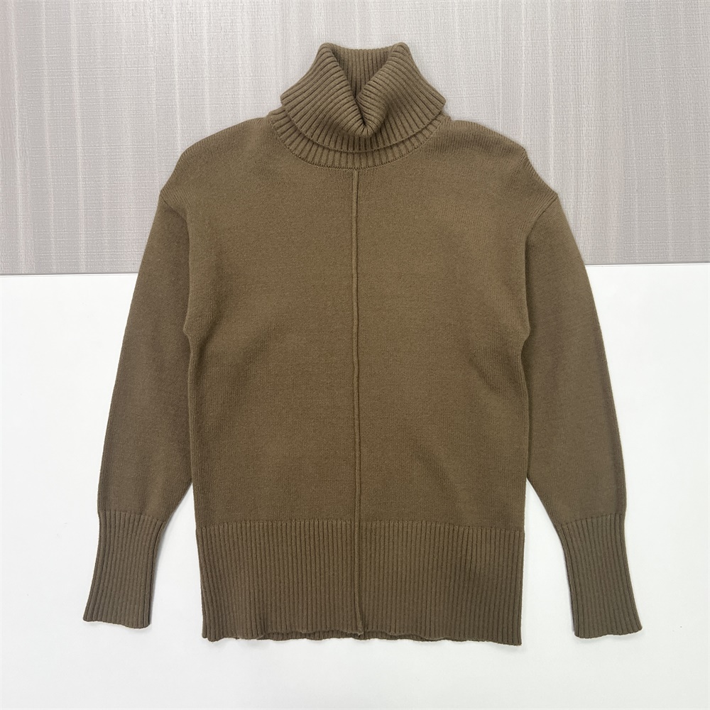 Женский свитер-водолазка оверсайз оливково-зеленого цвета с высоким воротом и центральным швом - современная повседневная одежда на заказ