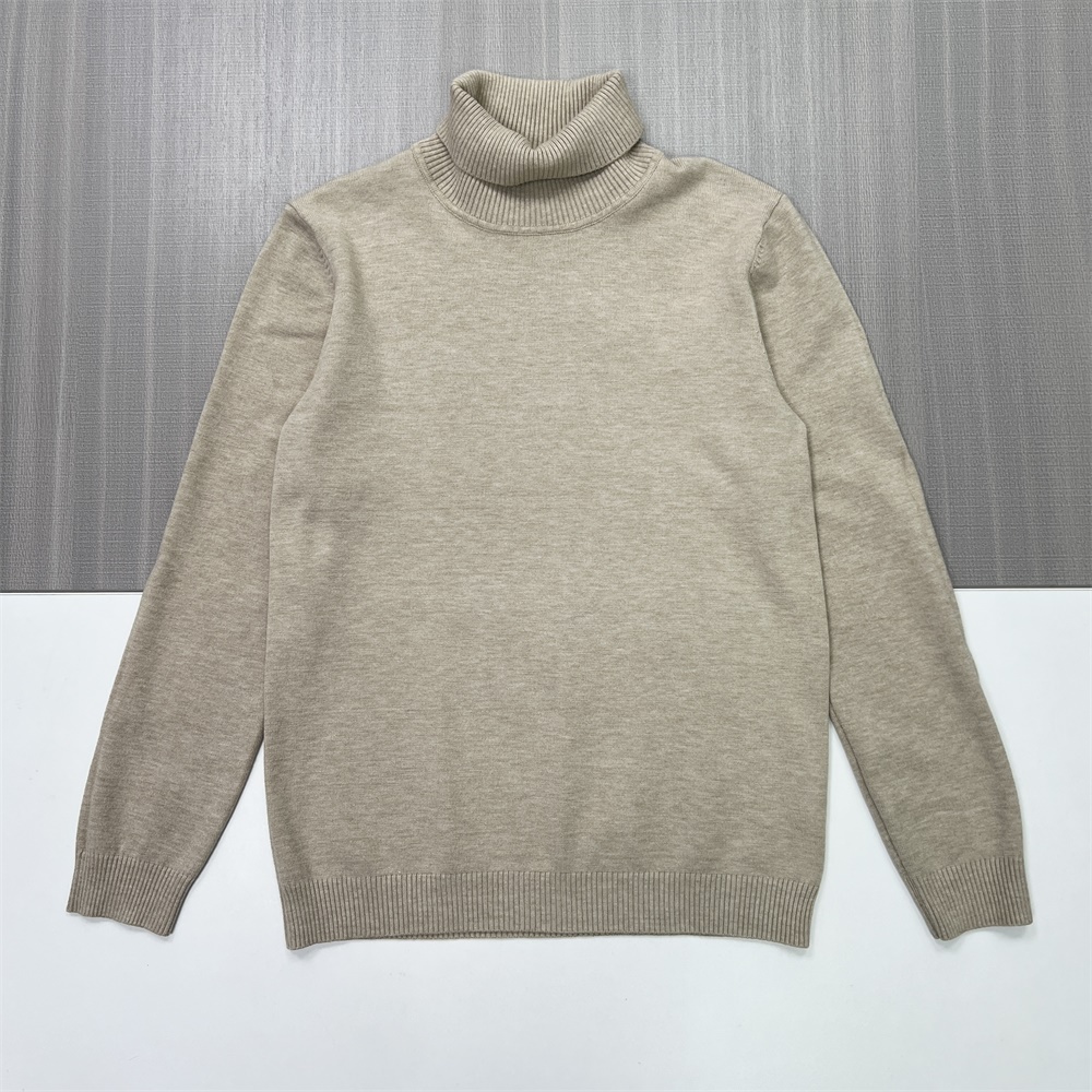 Женский бежевый свитер-водолазка классического покроя с высоким воротом - неподвластная времени одежда, сшитая на заказ