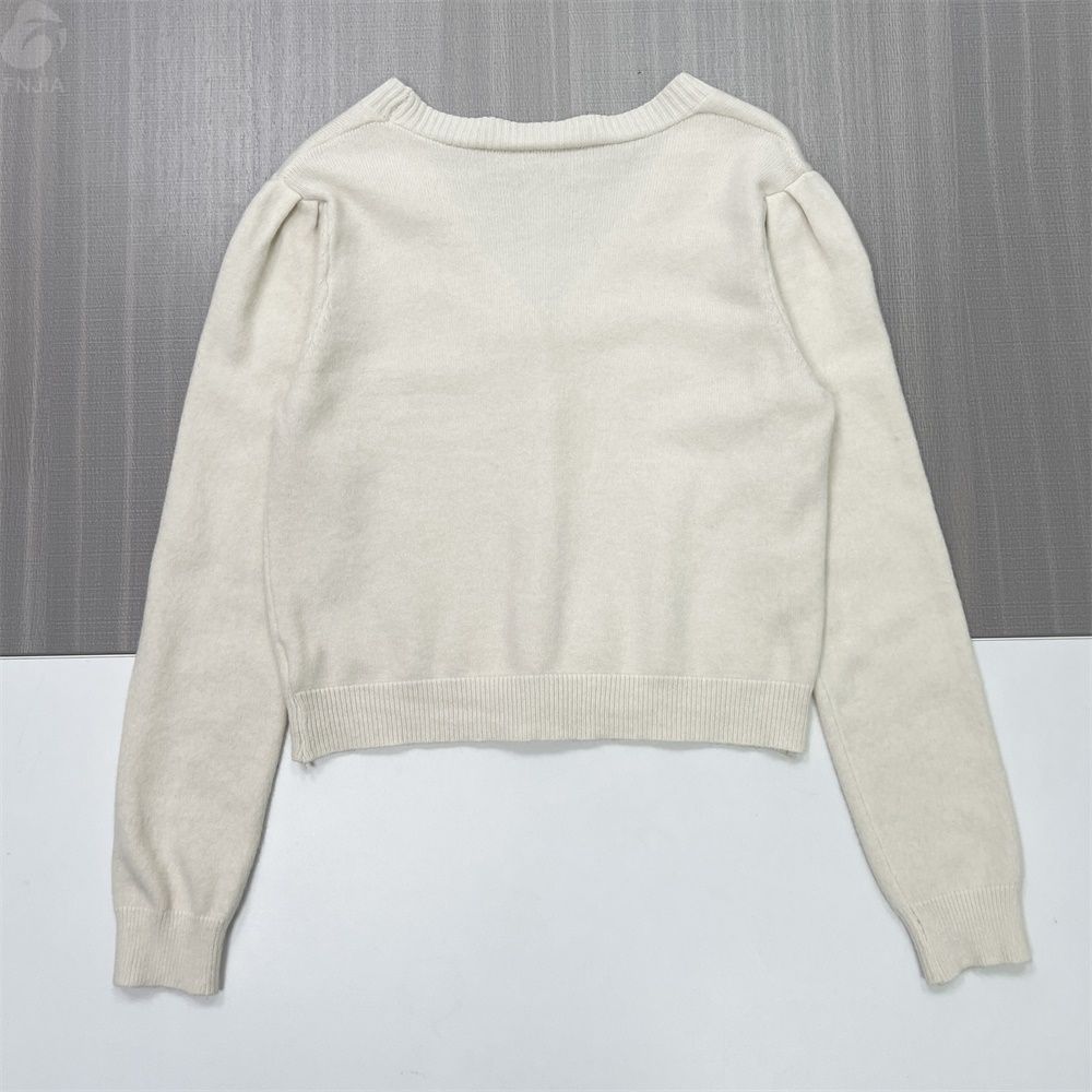 Женский кремовый укороченный вязаный кардиган с V-образным вырезом и украшенными пуговицами