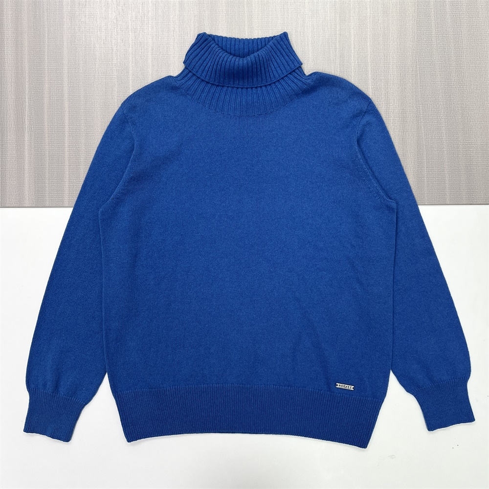Женский приталенный свитер-водолазка королевского синего цвета с тонким воротником и фирменной надписью - классическая смелая одежда на заказ
