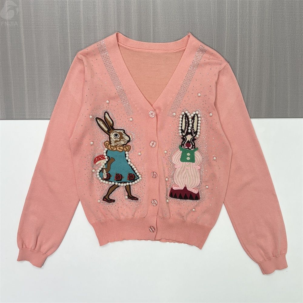 Женский вязаный кардиган розового цвета с вышивкой в виде кролика и жемчужными вставками - Необычная одежда на заказ
