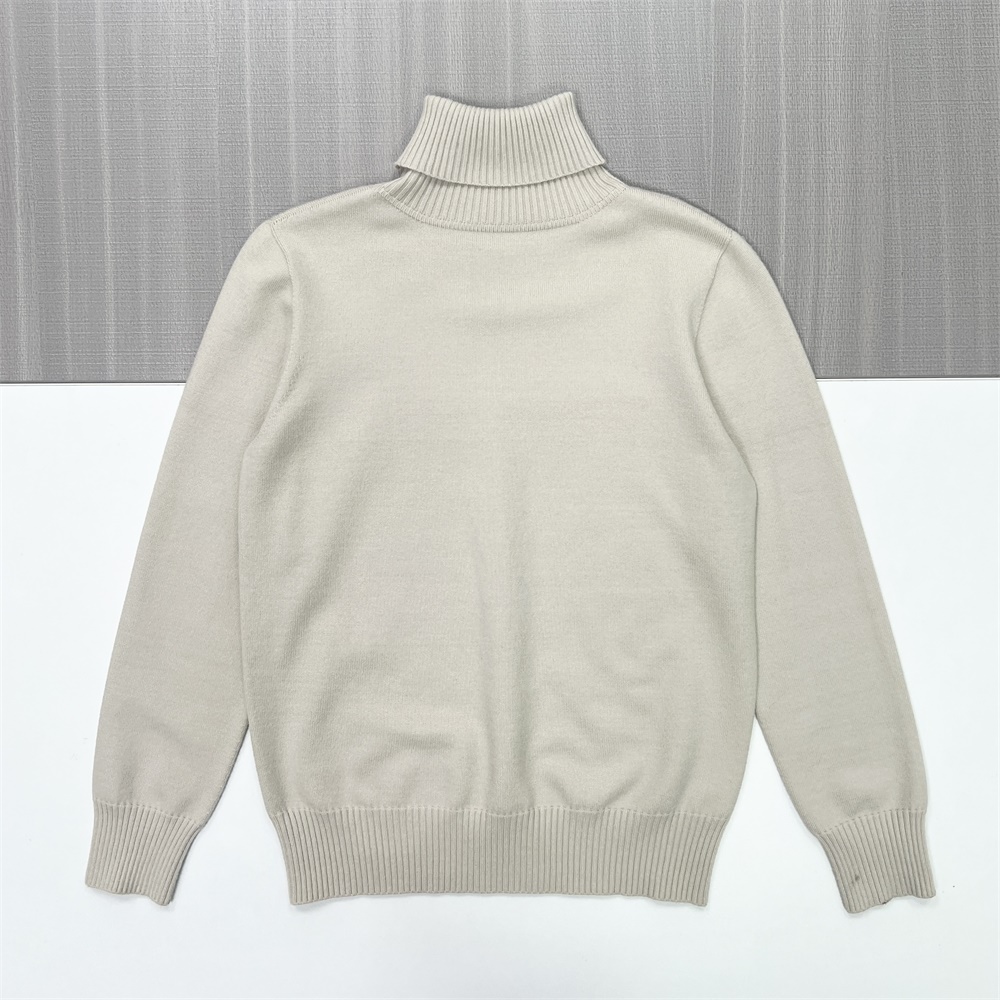 Женский бежевый приталенный свитер-водолазка с высоким воротом - базовая одежда на заказ, неподвластная времени