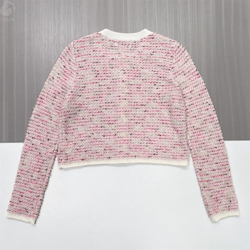 Женский укороченный кардиган из розового твида с жемчужными пуговицами и контрастными карманами