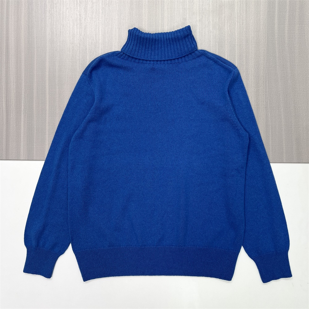 Женский приталенный свитер-водолазка королевского синего цвета с тонким воротником и фирменной надписью - классическая смелая одежда на заказ
