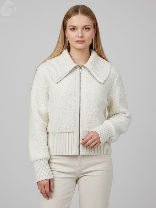 Женская укороченная куртка из шерстяного трикотажа цвета слоновой кости с широким воротником и полной молнией