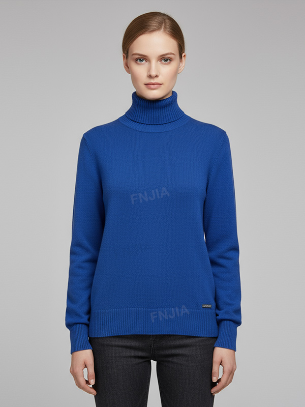 Женский приталенный свитер-водолазка королевского синего цвета с тонким воротником и фирменной надписью - классическая смелая одежда на заказ