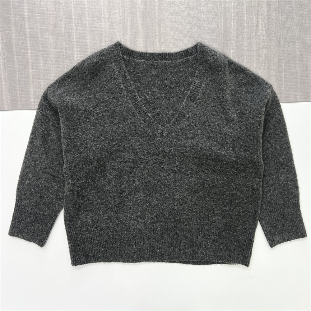 Женский свитер оверсайз с V-образным вырезом и ворсом цвета древесного угля - удобная повседневная одежда на заказ